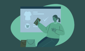 Frau mit Zopf hält eine Kreditkarte vor einem Bildschirm, auf dem ein Onlineshop mit einem T-Shirt, Einkaufswagen-Symbol und einem Häkchen zu sehen ist, daneben zwei Einkaufstüten, Illustration in Grüntönen, symbolisiert Onlineshop programmieren lassen und digitale Kaufabwicklung.
