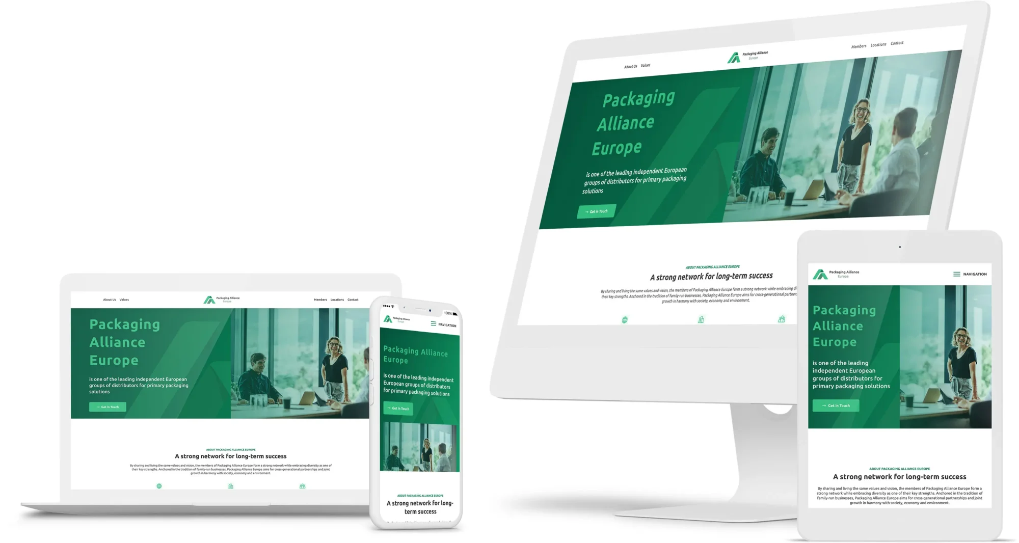 Website der Packaging Alliance Europe mit grünem Header und Text „Packaging Alliance Europe is one of the leading independent European groups of distributors for primary packaging solutions“ auf verschiedenen Geräten: Laptop, Smartphone, Desktop und Tablet, dargestellt als responsive Webdesign. Im Hintergrund sitzen Menschen in einem modernen Büro.