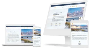Website mit dem Titel „Immobilien, wo andere Urlaub machen“ dargestellt auf Laptop, Smartphone, Desktop und Tablet. Die Seite zeigt ein Strandbild mit Strandkörben und Dünen, dazu Text über ein Immobilienunternehmen mit 3664 aktiven Kundengesuchen, 33 Jahren Erfahrung im Immobilienmarkt und 98% Kundenzufriedenheit. Klare, responsive Webdesign-Darstellung auf verschiedenen Geräten.