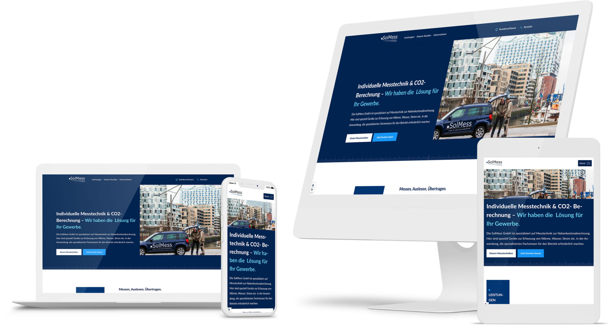 Responsive Website-Ansicht der Firma SolMess auf Laptop, Smartphone, Tablet und Desktop, mit blau-weißem Design und Text zu individueller Messtechnik und CO2-Berechnung für Gewerbe, inklusive Bild eines SolMess-Fahrzeugs vor modernen Gebäuden.