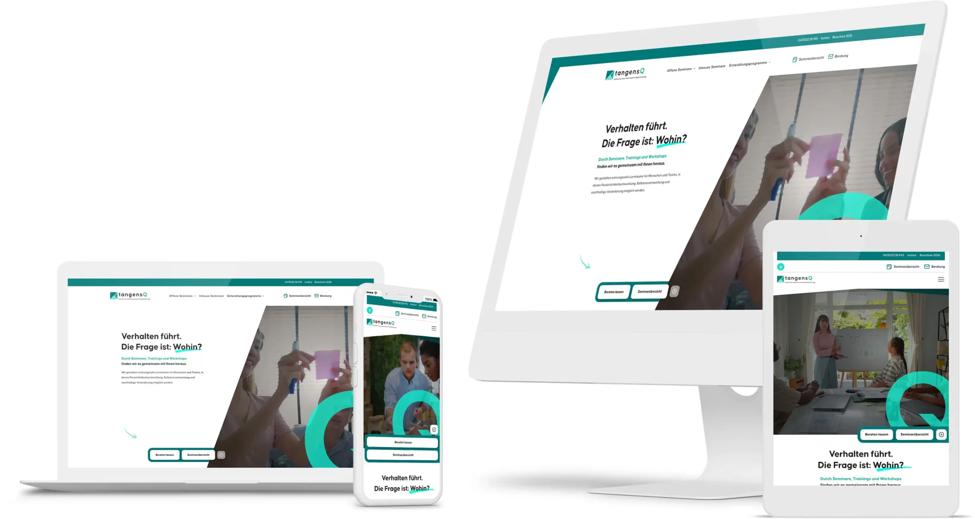 Website einer Beratungsfirma namens tangensQ, dargestellt auf Laptop, Smartphone, Tablet und Desktop-Computer. Auf der Startseite steht der Slogan „Verhalten führt. Die Frage ist: Wohin?“ sowie Hinweise auf Seminare, Trainings und Workshops. Das Design ist klar und modern mit weißem Hintergrund, türkisen Akzenten und Fotos von Menschen in Meetings.