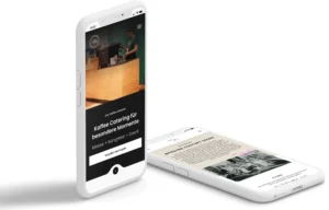 Zwei weiße Smartphones mit responsivem Webdesign: Das stehende zeigt eine Website für Kaffee Catering mit Text „Kaffee Catering für besondere Momente, Messe + Kongress + Event“ und einem Button „Angebot anfragen“. Das liegende zeigt eine Website mit Text und einem Schwarz-Weiß-Foto einer Gruppe von Menschen. Klare, moderne Gestaltung, passend für professionelle Homepage und Webentwicklung.
